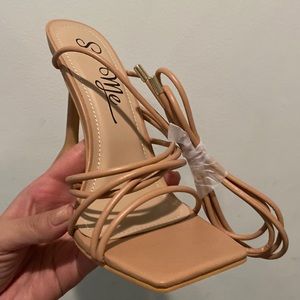 Wraparound square toe heels